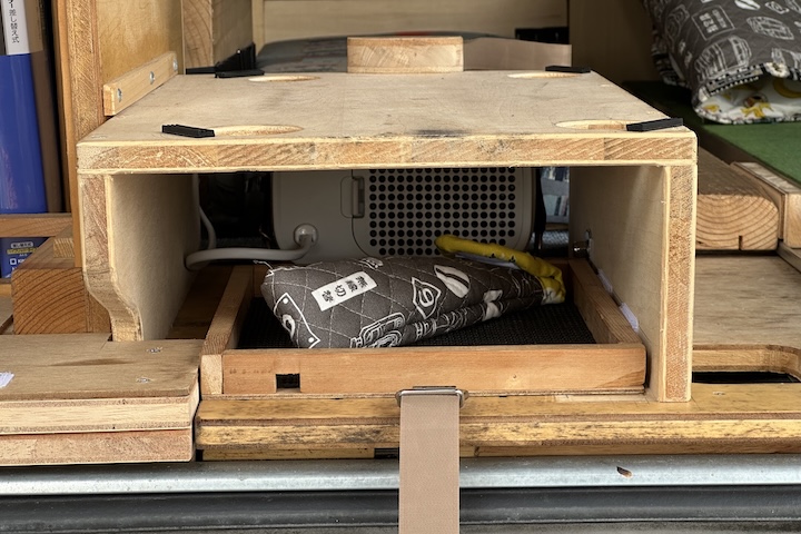 クーラーボックス下に小物入れ