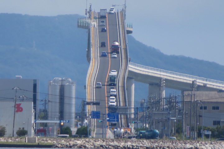 ベタ踏み坂の江島大橋