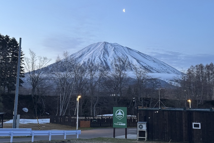 雪が残る羊蹄山