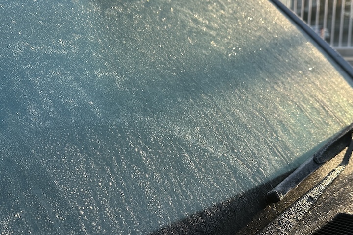 凍るフロントガラス