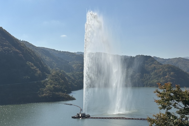 寒河江ダム月山湖大噴水