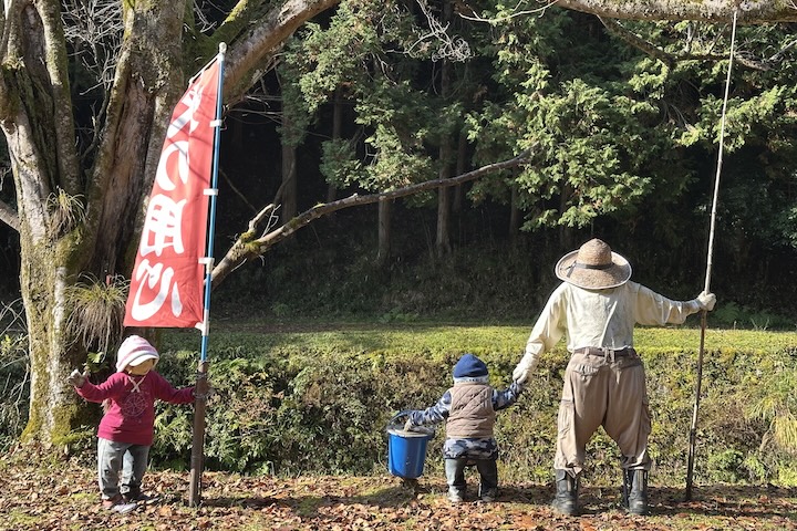 釣りを楽しむ祖父と孫たち