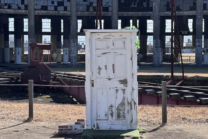 旧豊後森機関庫のすずめの戸締まり